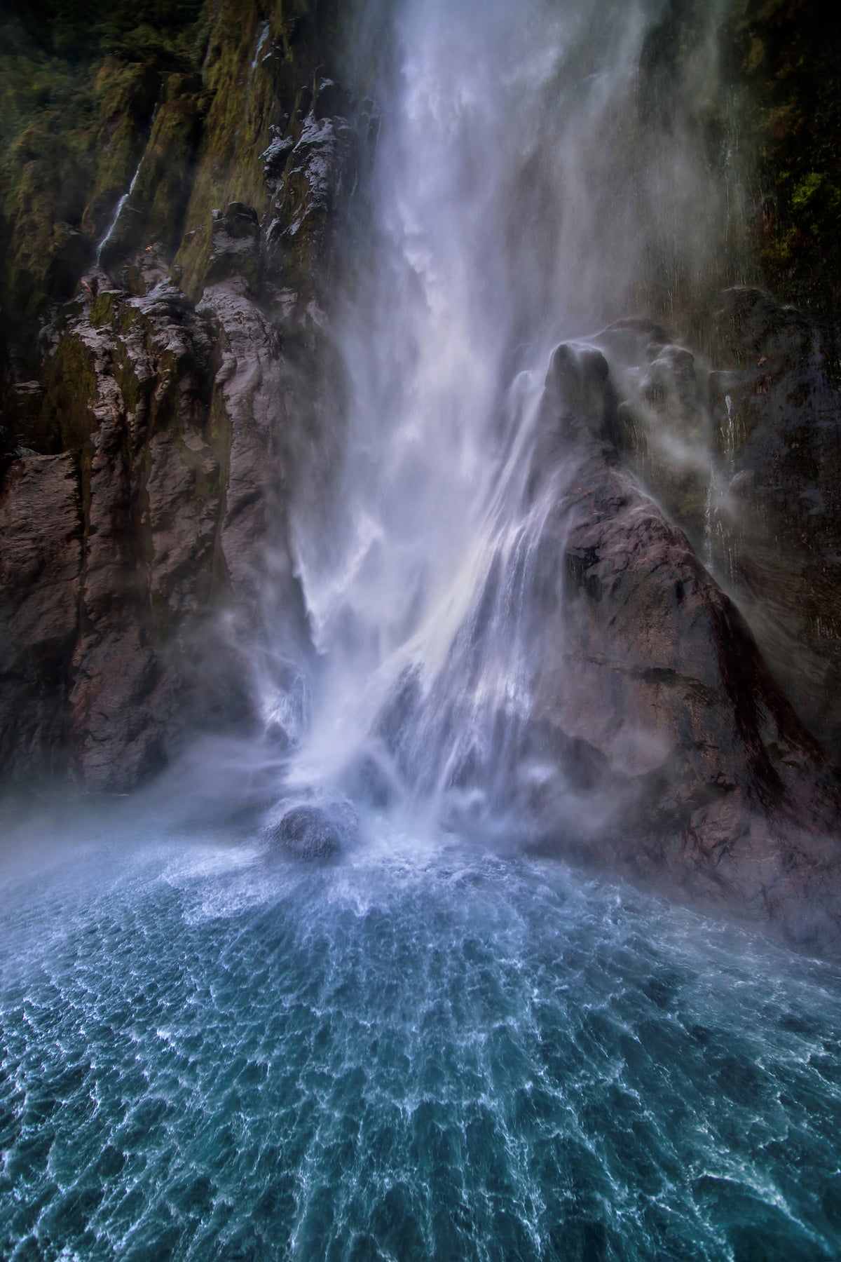 aluminium-print-stirling-falls-along-milford-sound