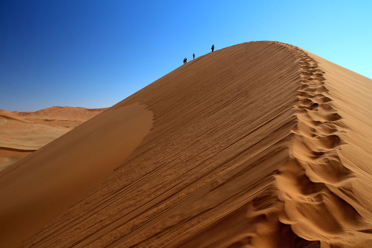 aluminium-print-desert-hike-in-namibia