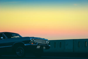 modern-3-piece-aluminium-print-vintage-car-in-the-evening-light
