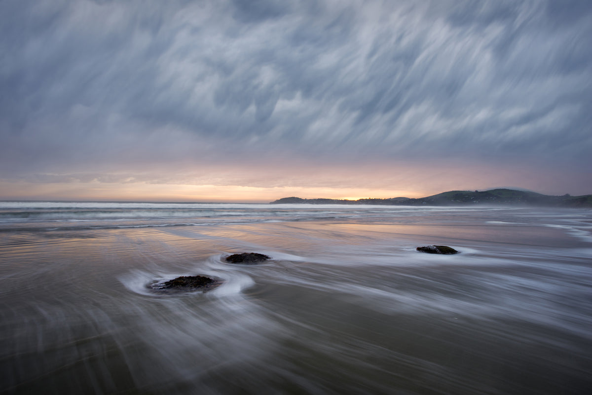 framedposter-print-windy-dawn-at-koekohe-beach