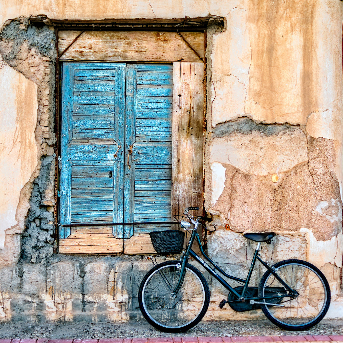 9-piece-aluminium-print-old-window-and-bicycle