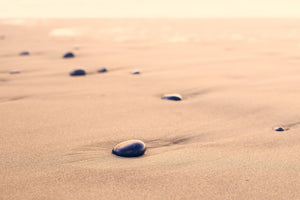 aluminium-print-pebbles-in-the-sand