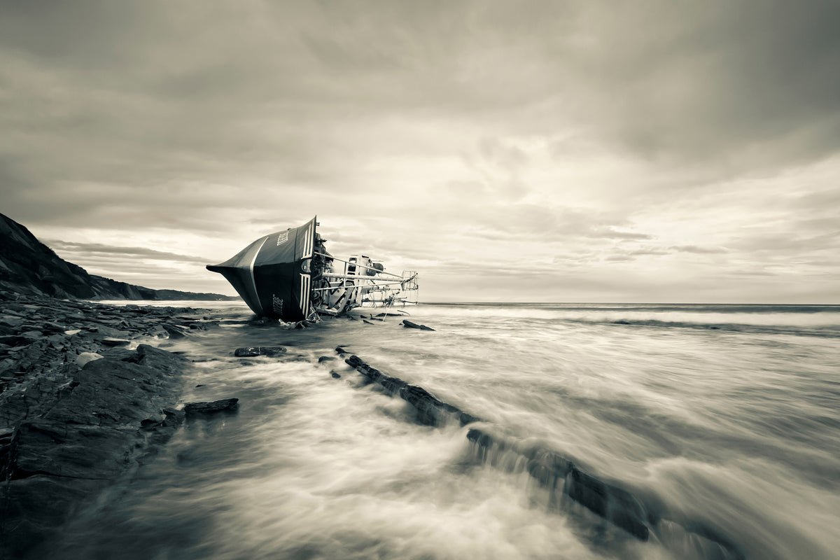 3-piece-canvas-print-defeated-by-the-sea