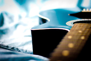 3-piece-aluminium-print-close-up-guitar